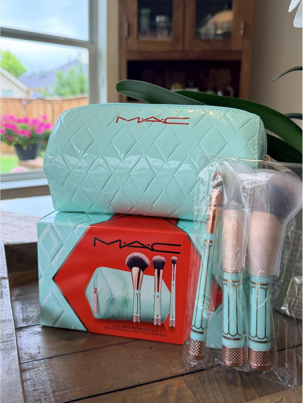 4-PC MAC All Trades Brush Kit with Mint Quilted Cosmetic Bag Exclusive MSRP $148